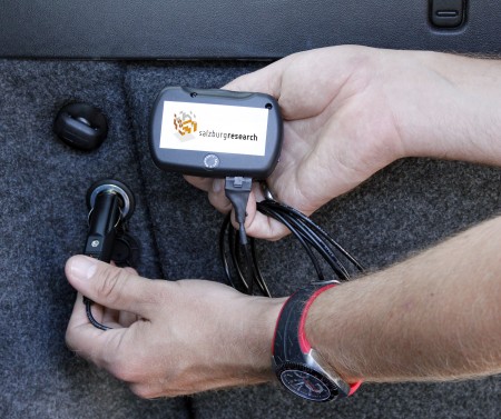 © Salzburg Research Der GPS-Sensor sendet automatisch und anonym Informationen zur aktuellen Verkehrslage. Der Sensor wird mittels Saugnapf an einer beliebigen Autoscheibe befestigt und über den Zigarettenanzünder oder die 12V-Steckdose im Heck mit Strom versorgt.