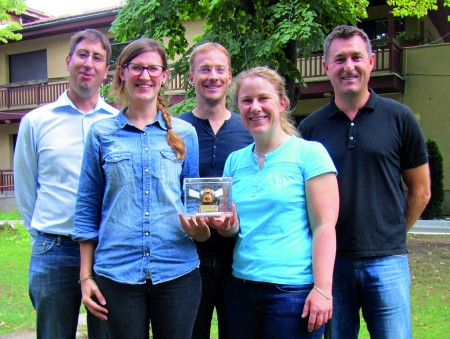 Österreichische Forscher wurden mit dem AAL-Award ausgezeichnet: v.l.n.r. Stefan Henneberger (Salzburg Research), Viktoria Willner (Salzburg Research), Stefan Plattner (ILOGS), Projektleiterin Cornelia Schneider (Salzburg Research), Walter Liebhart (Geschäftsführer ILOGS) © Salzburg Research