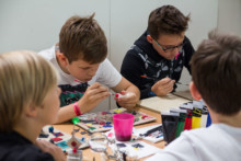 Anmalen der Rakete für den GründerInnenService