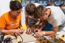 Konzentriertes Arbeiten am Motorrad