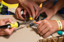 Konzentriertes Arbeiten am Motorrad