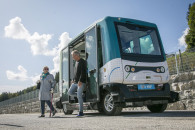 Fahrgast steigt aus einem selbstfahrenden Bus aus