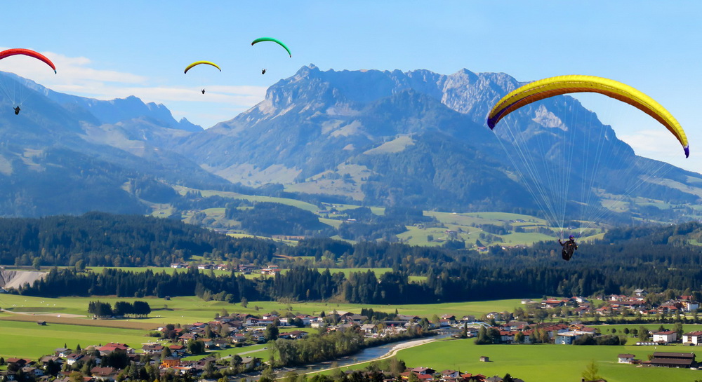 Paragleiter im Gebirge