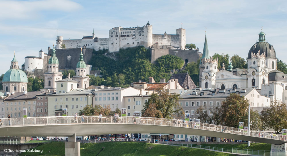 Salzburg Marko-Feingold-Steg mit Altstadt und Festung im Hintergrund