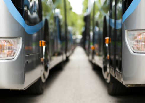Zwei Busse stehen nebeneinander