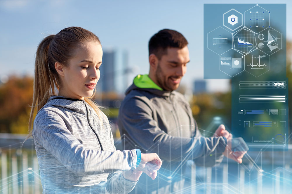 Health & Sports: Frau und Mann mit smarter Uhr