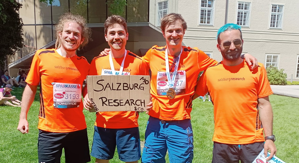 Forsche(nde) Wadeln: Teilnehmende von Salzburg Research beim Salzburg Marathon