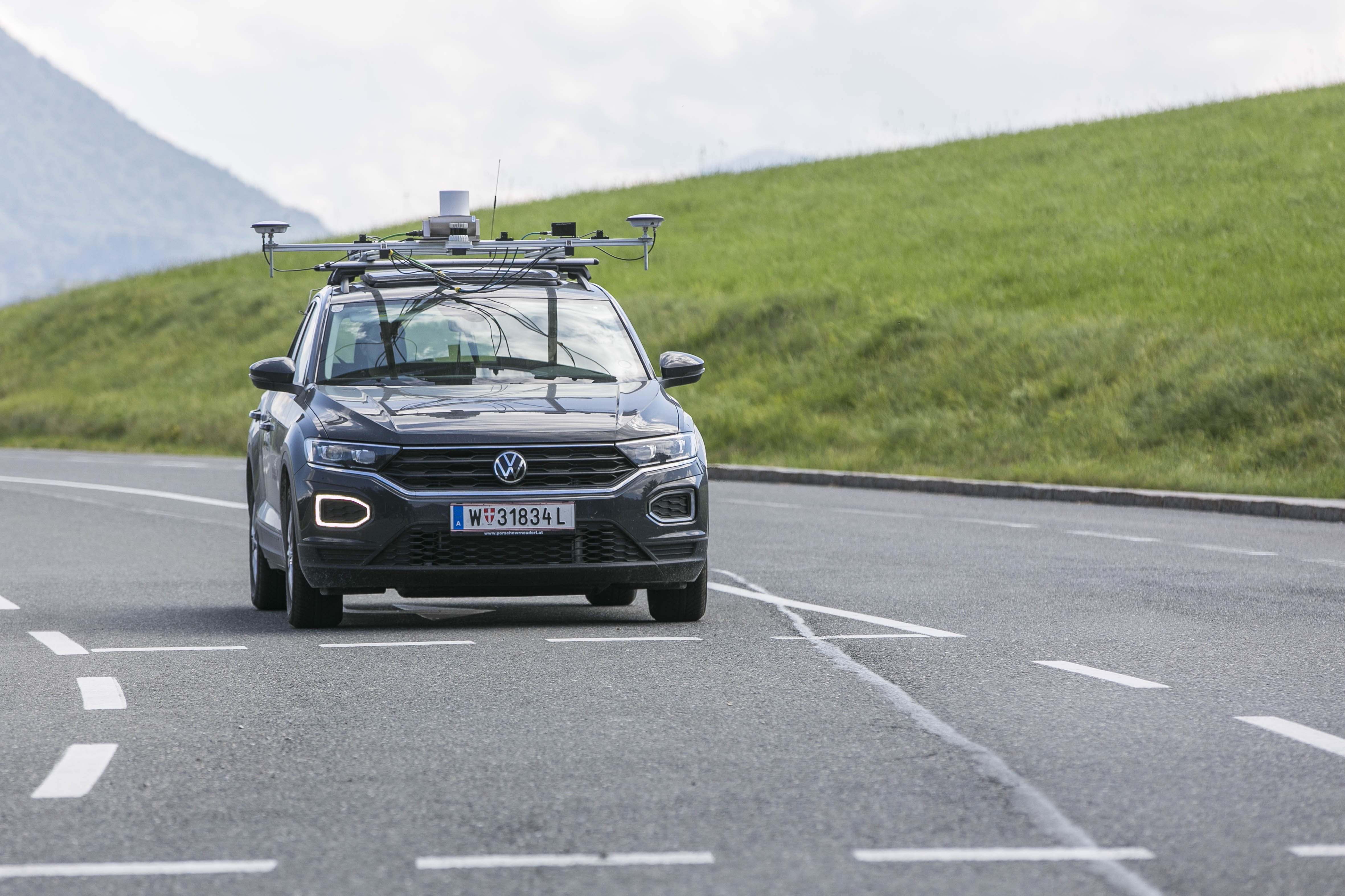 Das Connected Automated Vehicle (CAV) mit den Komponenten zur Umgebungswahrnehmung bei der Testkreuzung in Koppl © Salzburg Research/wildbild