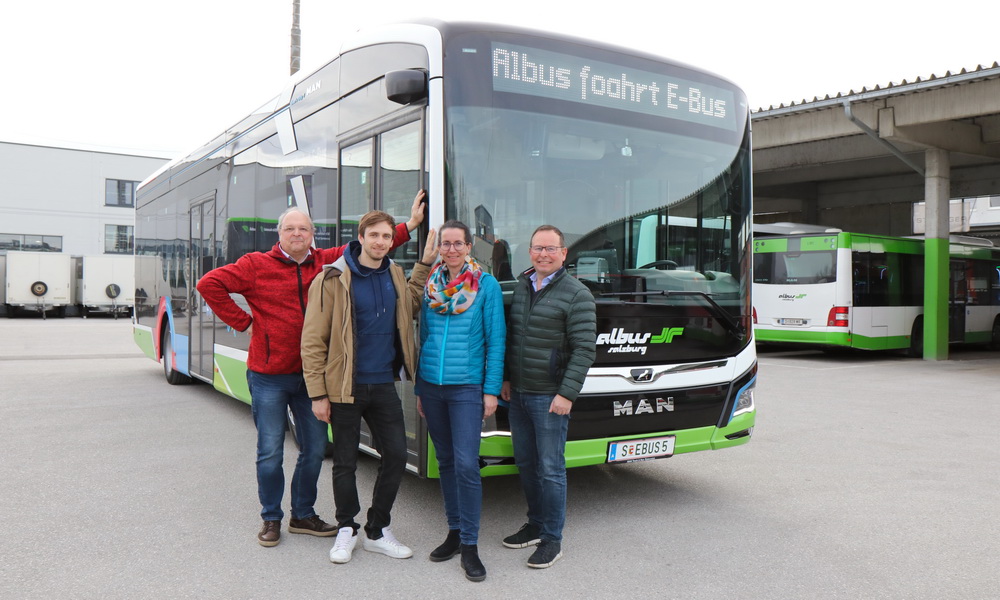 Das leitende Projektteam mit einem der sieben Albus E-Busse, v.l.n.r: Martin Weiß, EQOS Energie Österreich GmbH, Klaus Satz, Consilio Information Management GmbH, Projektleiterin Cornelia Zankl, Salzburg Research Forschungsgesellschaft mbH, Hermann Häckl, Albus Salzburg Verkehrsbetrieb GmbH © Salzburg Research