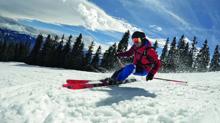 Sensoren in Ski, Schuhen, Helmen und Sportgeräten machen beim Carving, Biathlonschießen und Rodeln Kräfte und Bewegungen sichtbar, die sonst nur gefühlt werden.