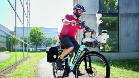Ein Forschungsfahrrad von Salzburg Research zeigt, wie Sensorik Überholabstände von Autos zu Radfahrenden zentimetergenau misst und wie neue Straßenmarkierungen für mehr Sicherheit getestet werden.