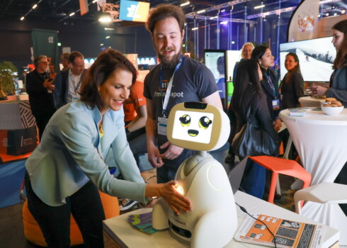 Landeshauptfrau Karoline Edtstadler am Stand von Salzburg Research mit Oliver Jung. Stadt Salzburg, 11.3.2026