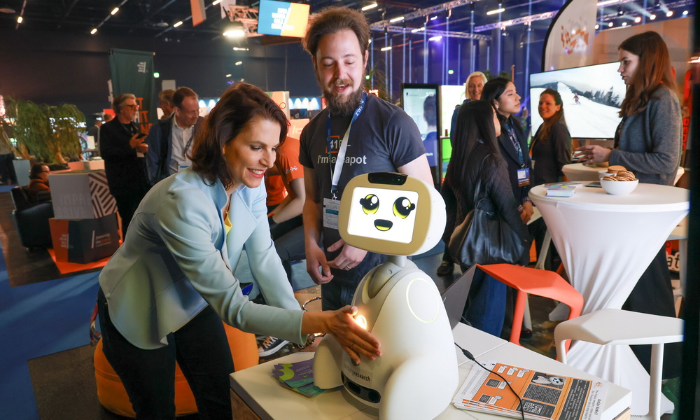 Landeshauptfrau Karoline Edtstadler am Stand von Salzburg Research mit Oliver Jung. Stadt Salzburg, 11.3.2026