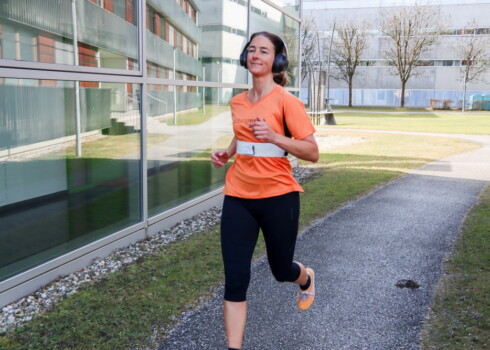 Läuferin mit dem Digital Motion Breathing Belt am Laufband