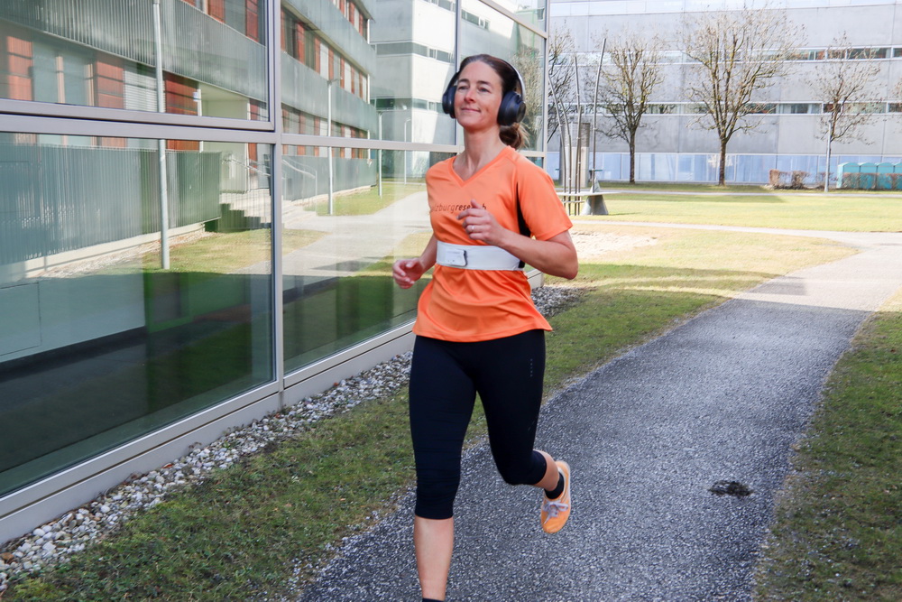 Läuferin mit dem Digital Motion Breathing Belt am Laufband