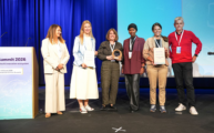 Die Preisträger des „EDIH Network Award for Excellence 2026“: v.l.n.r. Lucilla Sioli, Direktorin des EU-KI-Büros, GD CNECT, Europäische Kommission, Olga Shapoval, Eastern Ukraine EDIH (3. Platz), Maria Beck und Kamar Aden Omar, Digital Hub Logistics Dortmund (1. Platz) sowie Olivia Zechner und Reinhard Willfort, EDIH Crowd in Motion AI (2. Platz).