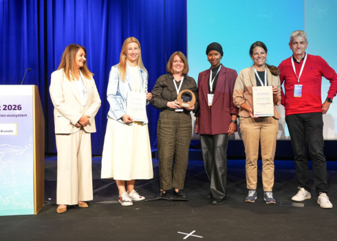 Die Preisträger des „EDIH Network Award for Excellence 2026“: v.l.n.r. Lucilla Sioli, Direktorin des EU-KI-Büros, GD CNECT, Europäische Kommission, Olga Shapoval, Eastern Ukraine EDIH (3. Platz), Maria Beck und Kamar Aden Omar, Digital Hub Logistics Dortmund (1. Platz) sowie Olivia Zechner und Reinhard Willfort, EDIH Crowd in Motion AI (2. Platz).