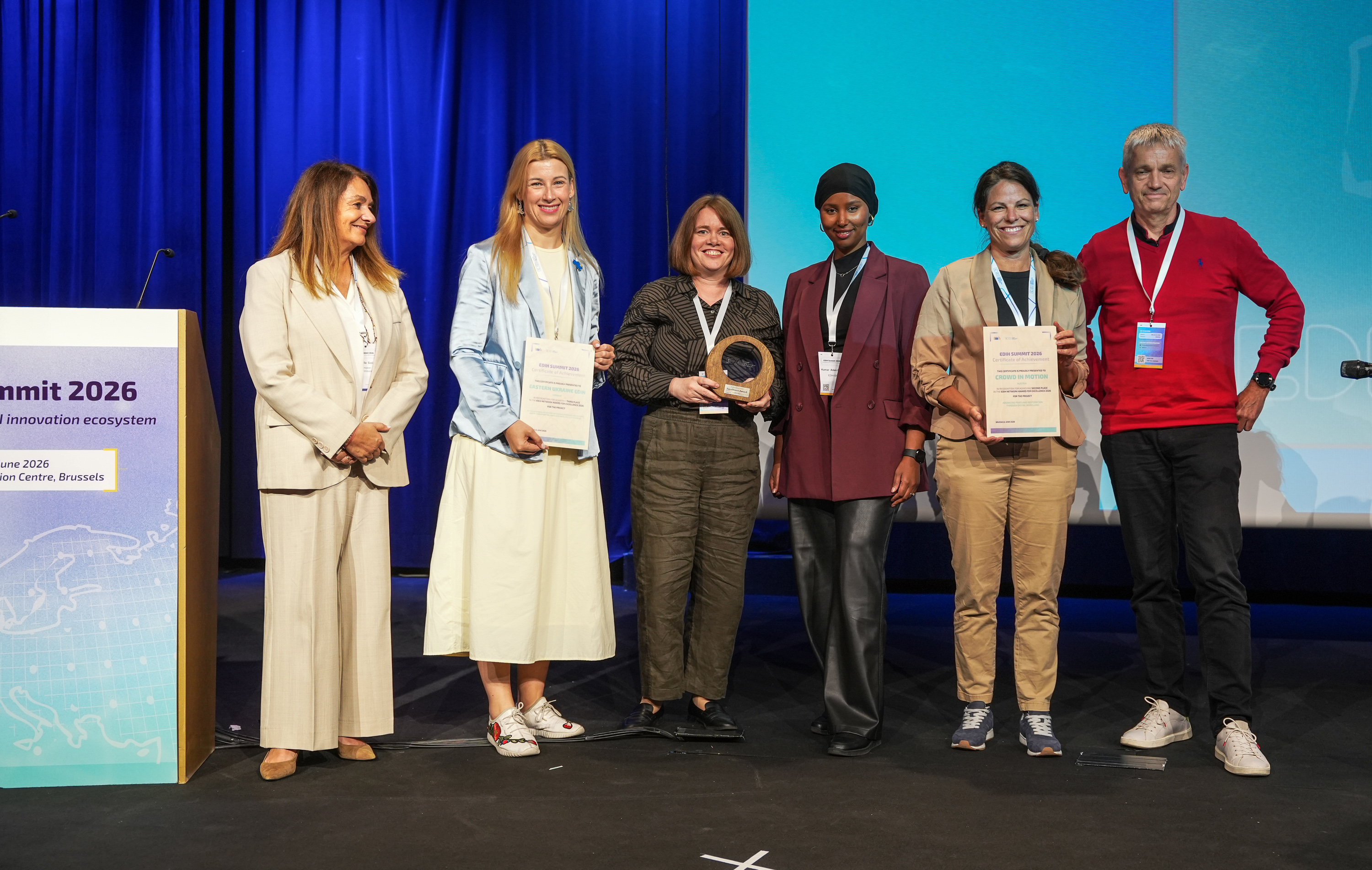 Die Preisträger des „EDIH Network Award for Excellence 2026“: v.l.n.r. Lucilla Sioli, Direktorin des EU-KI-Büros, GD CNECT, Europäische Kommission, Olga Shapoval, Eastern Ukraine EDIH (3. Platz), Maria Beck und Kamar Aden Omar, Digital Hub Logistics Dortmund (1. Platz) sowie Olivia Zechner und Reinhard Willfort, EDIH Crowd in Motion AI (2. Platz).