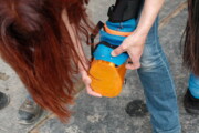 Forschende von Salzburg Research und Pegasox stehen mit Pferd Contigo auf einem Reitplatz in Bergheim; an den Pferdebeinen sind Sensor-Hufsocken für erste Messungen angebracht.