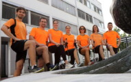 Eine Gruppe von Mitarbeiter:innen von Salzburg Research bei sportlichen Aktivitäten und gemeinsamen Aufnahmen zur Charity Challenge.