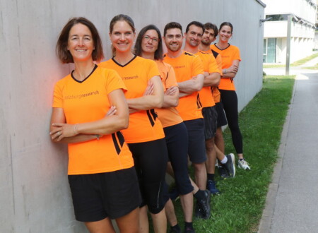 Eine Gruppe von Mitarbeiter:innen von Salzburg Research bei sportlichen Aktivitäten und gemeinsamen Aufnahmen zur Charity Challenge.
