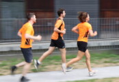 Eine Gruppe von Mitarbeiter:innen von Salzburg Research bei sportlichen Aktivitäten und gemeinsamen Aufnahmen zur Charity Challenge.