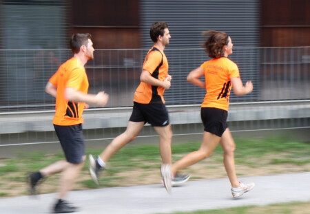 Eine Gruppe von Mitarbeiter:innen von Salzburg Research bei sportlichen Aktivitäten und gemeinsamen Aufnahmen zur Charity Challenge.