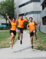 Eine Gruppe von Mitarbeiter:innen von Salzburg Research bei sportlichen Aktivitäten und gemeinsamen Aufnahmen zur Charity Challenge.