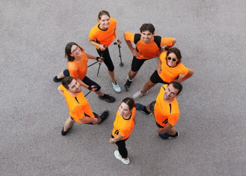 Eine Gruppe von Mitarbeiter:innen von Salzburg Research bei sportlichen Aktivitäten und gemeinsamen Aufnahmen zur Charity Challenge.