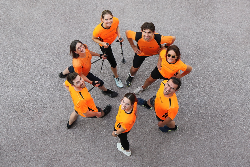 Eine Gruppe von Mitarbeiter:innen von Salzburg Research bei sportlichen Aktivitäten und gemeinsamen Aufnahmen zur Charity Challenge.